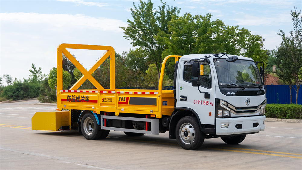 70K80K防撞灑水車-東風(fēng)D7多利卡防撞緩沖車廠家價格