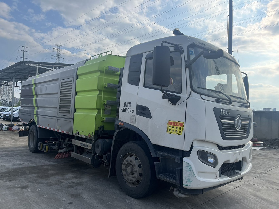 二手中聯16方洗掃車 2??年份：2021年5月 3??發動機：康機230馬力，國六 3??底盤配置：東風天錦底盤，六檔變速箱，5300軸距，275真空胎 4?