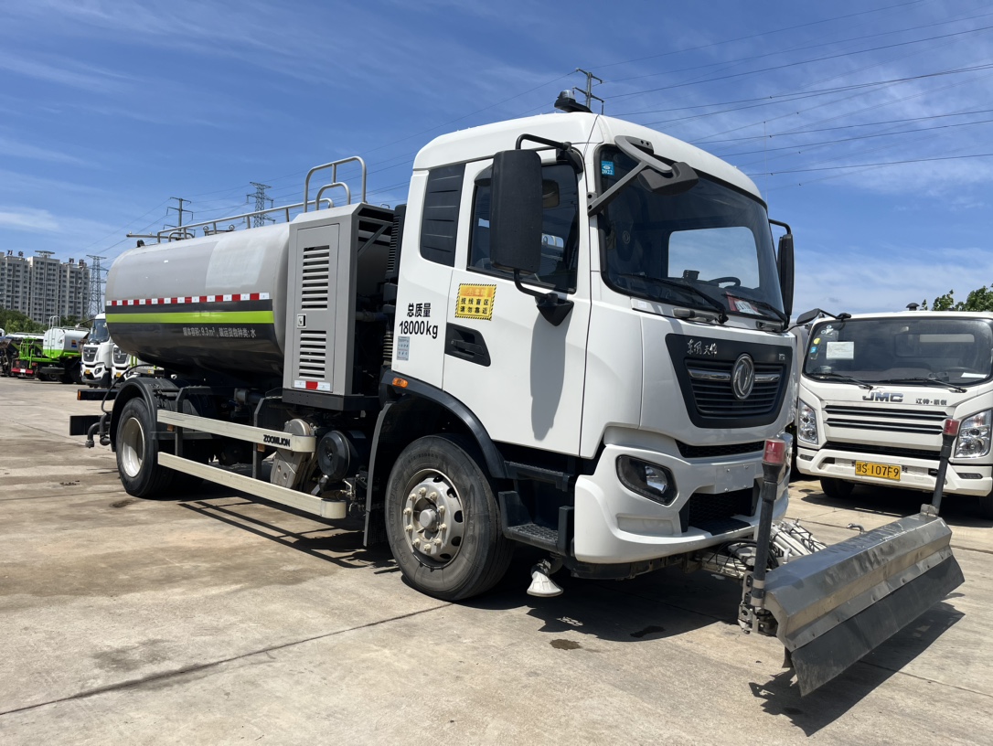 二手國六東風天錦清洗車 2??年份：2021年5月 3??發動機：康機230馬力，國六 4??底盤配置：東風天錦底盤，六檔變速箱，4500軸距，275真空胎，