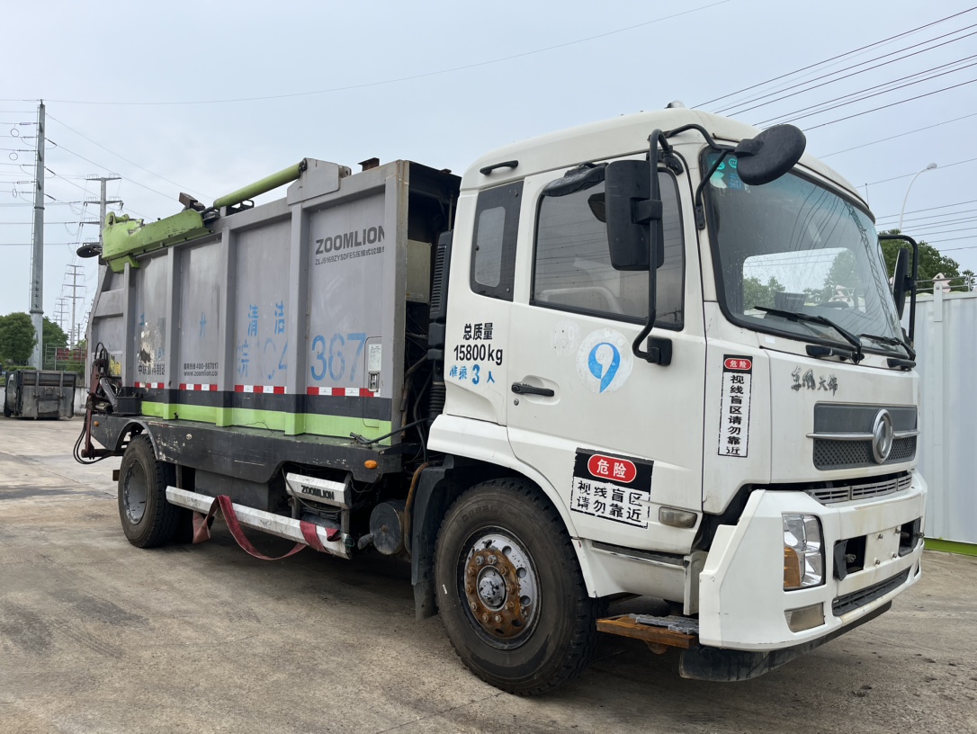 二手中聯無泄露式壓縮垃圾車 2??年份：2018年1月 3??發動機：康機210馬力，國五 4??底盤配置：東風天錦底盤，4500軸距，1000鋼絲胎，六檔變速