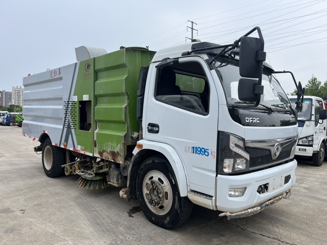 二手國六8方洗掃 2??年份：2021年4月 3??發動機：云內150馬力，國六 4??底盤配置：東風福瑞卡底盤，3800軸距，825鋼絲胎，六檔變速箱。 5?